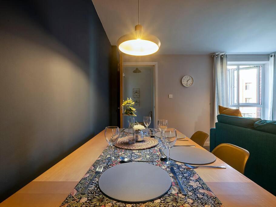 Lovely 2 Bedroom Apt At Ormeau Park W/ Free Parking بلفاست المظهر الخارجي الصورة